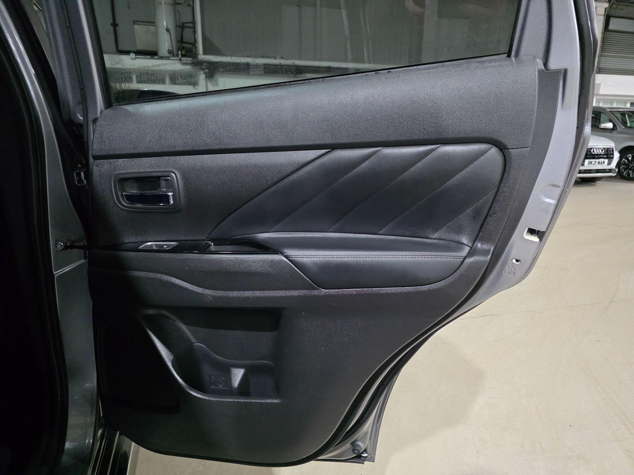 Mitsubishi Outlander view 21