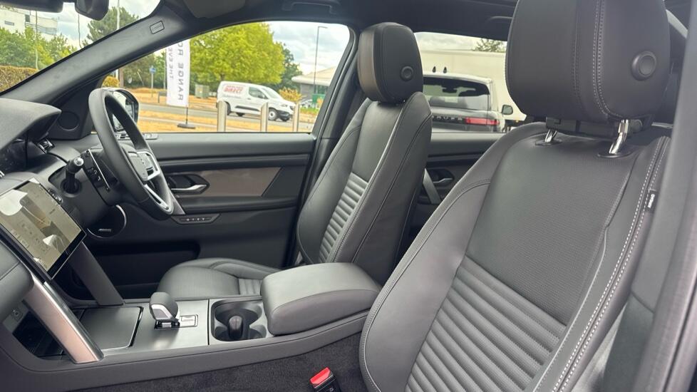 Land Rover Discovery Sport view 3