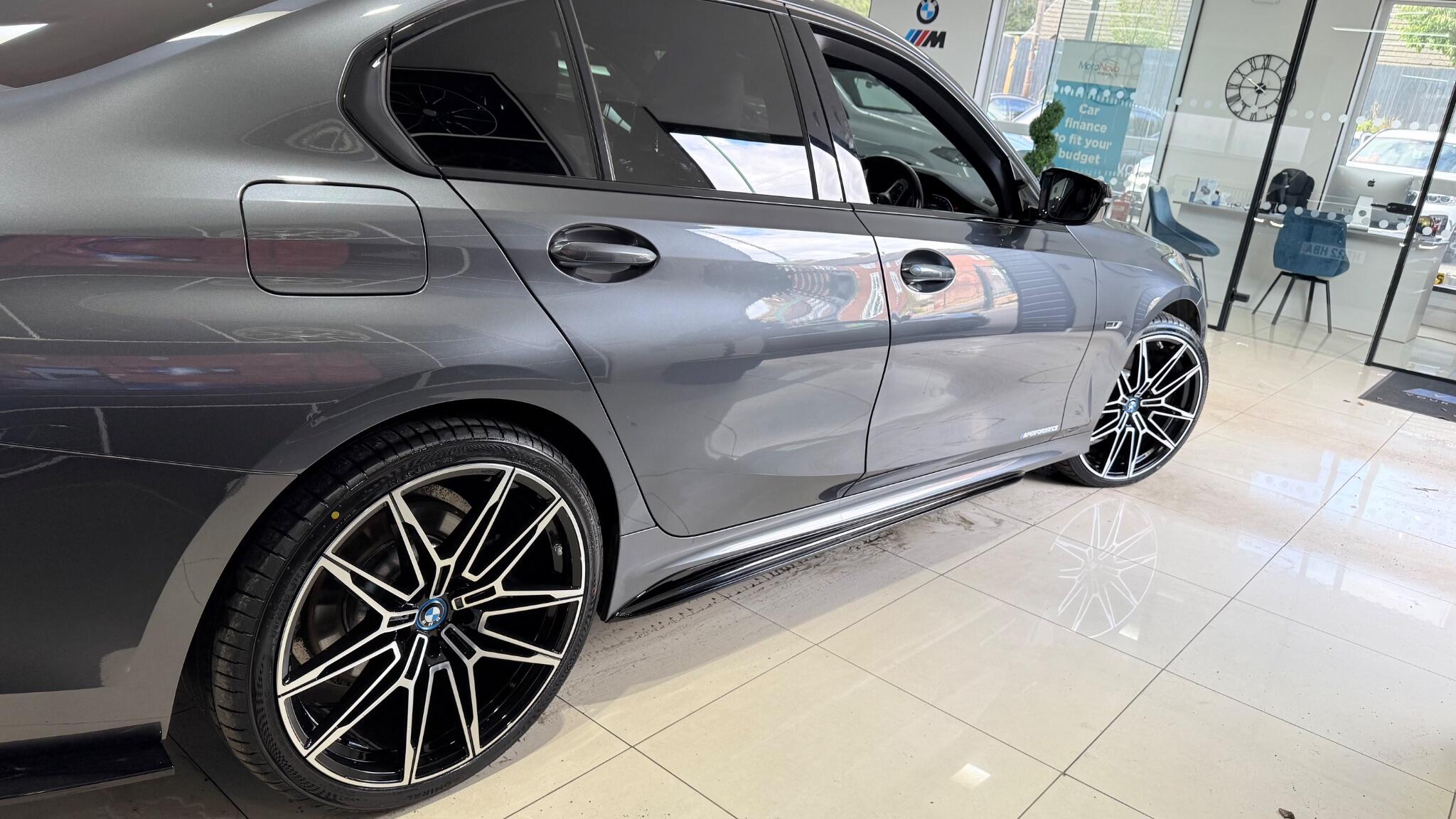 BMW 3 Series view 24