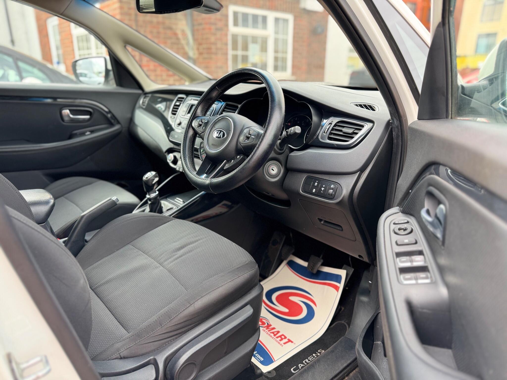 Kia Carens view 12