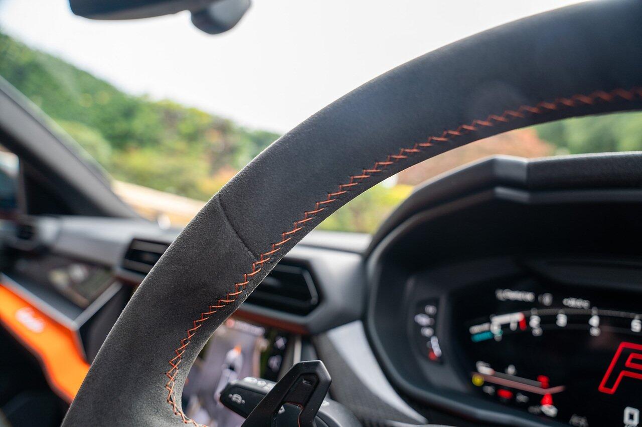 Lamborghini Urus view 93