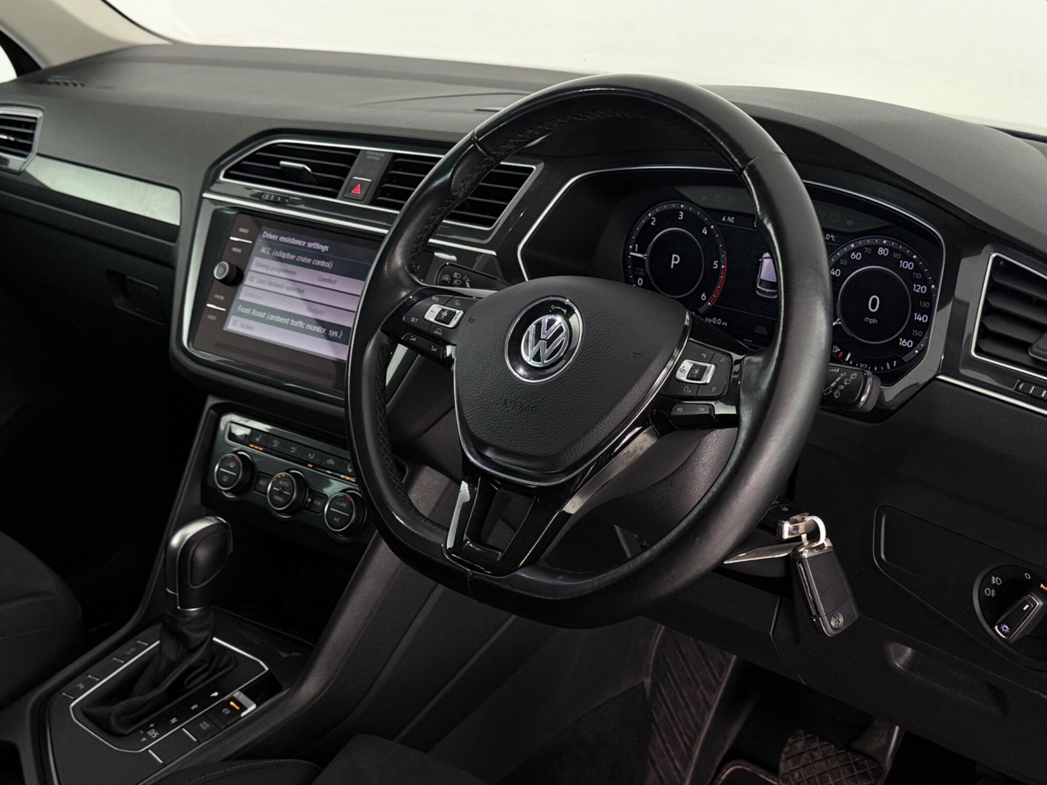 Volkswagen Tiguan view 3