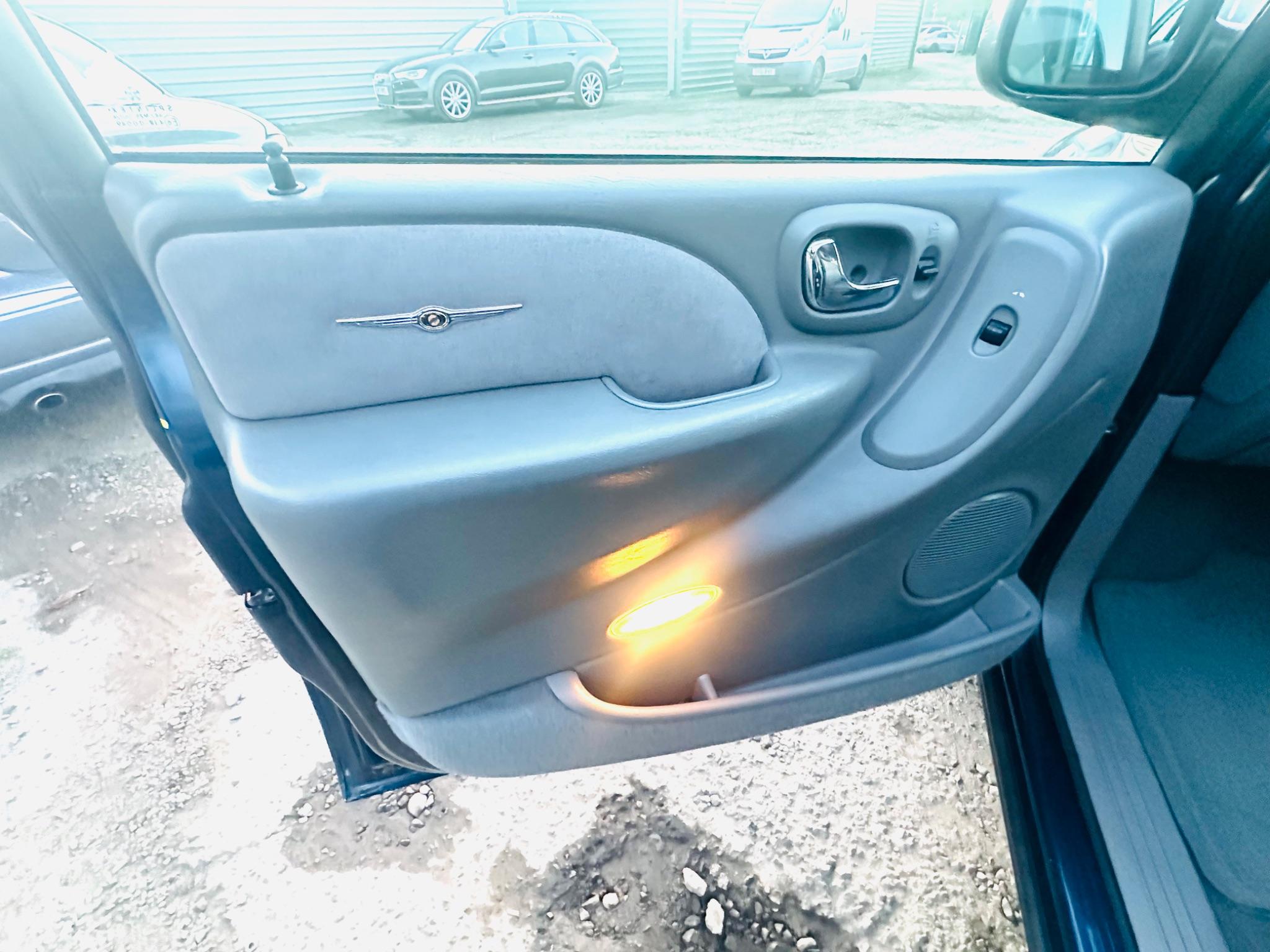 Chrysler Grand Voyager view 28