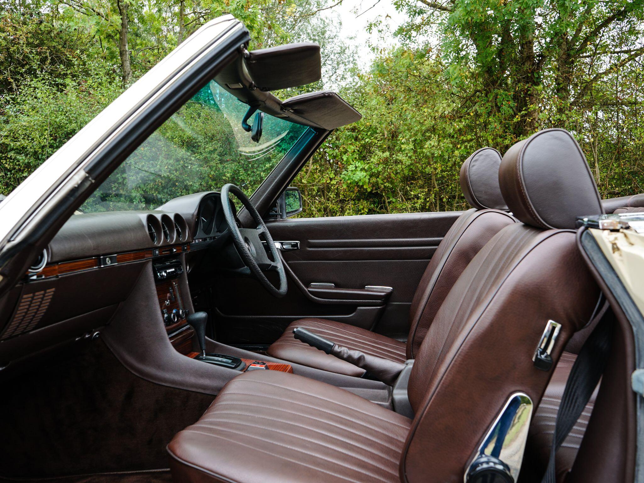 Mercedes-Benz 500 SL view 3