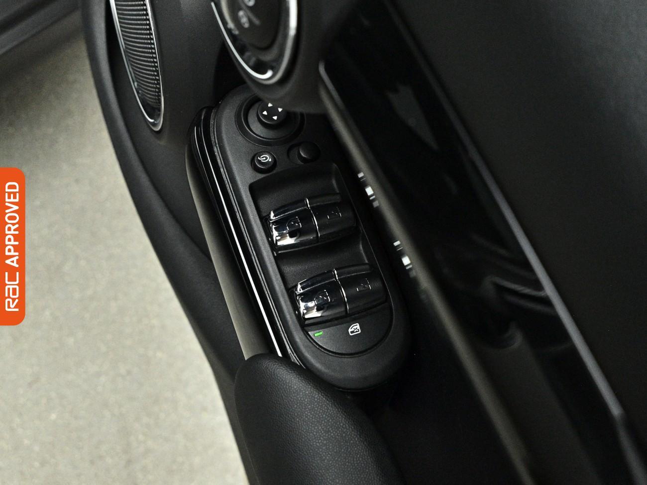 Mini Hatch view 25