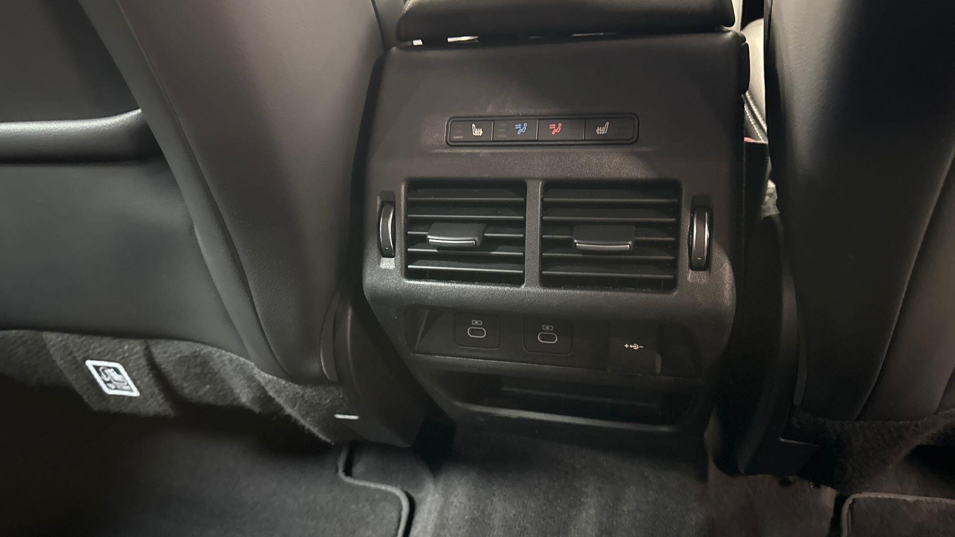 Land Rover Discovery Sport view 18