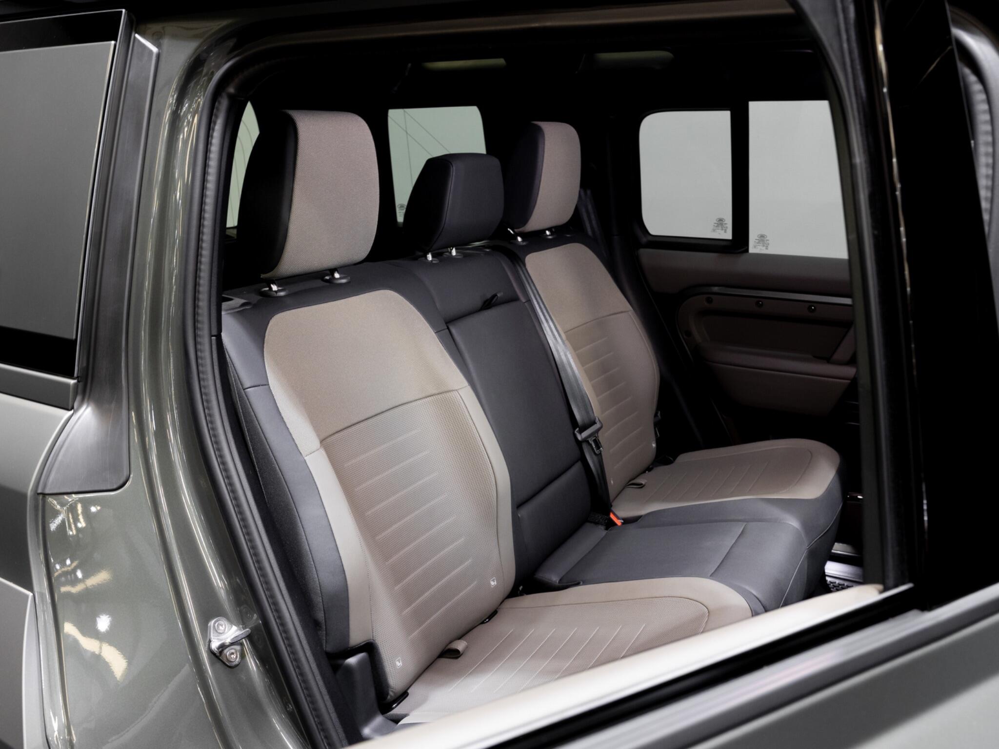 Land Rover Defender 110 view 34
