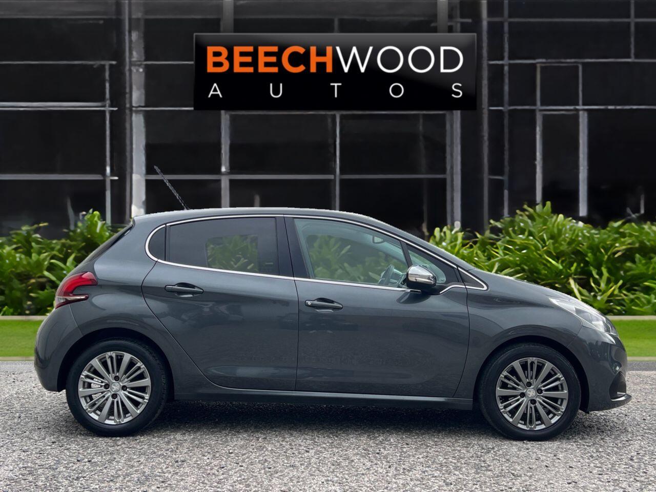 Peugeot 208 view 5