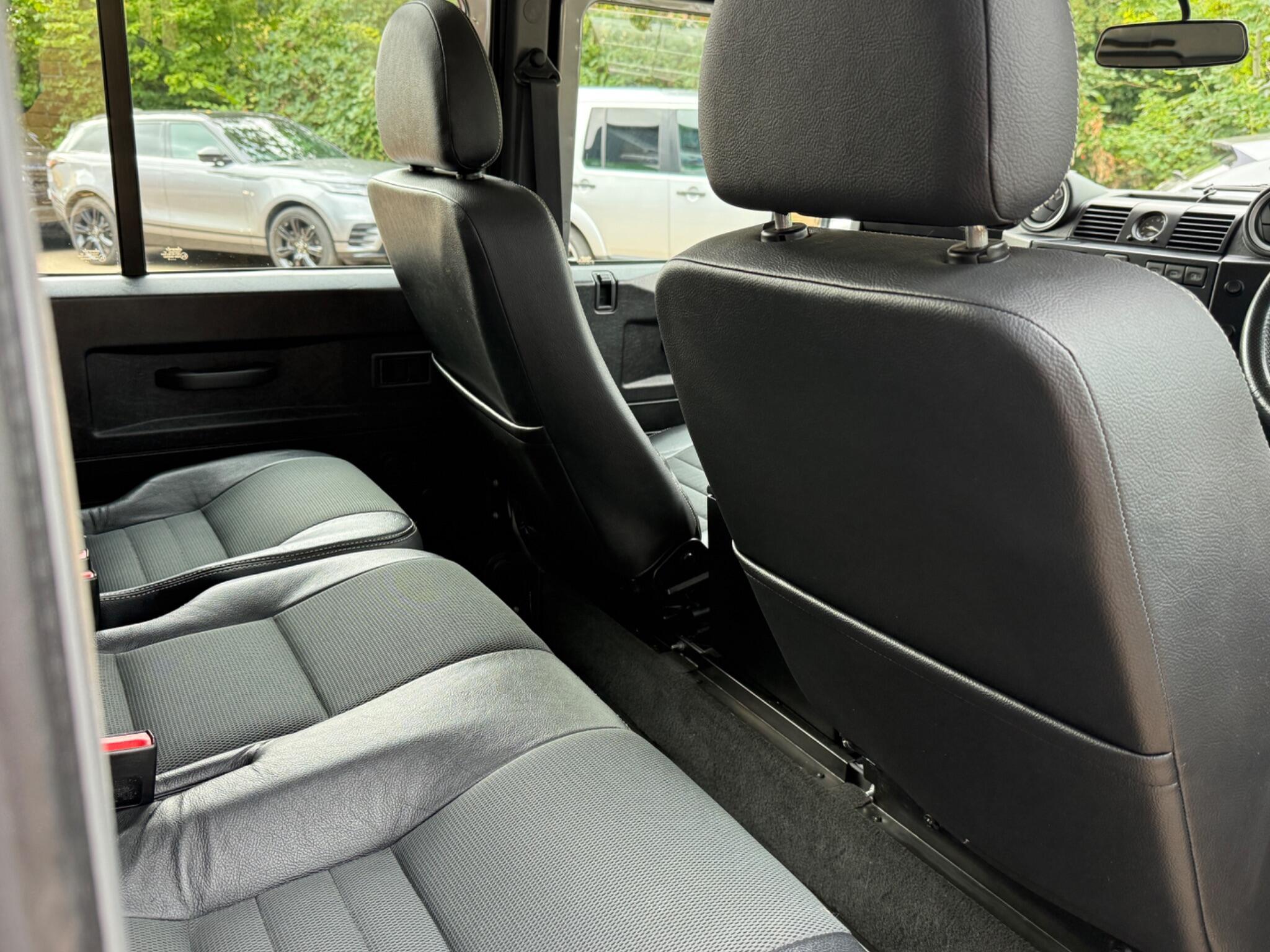 Land Rover Defender view 32