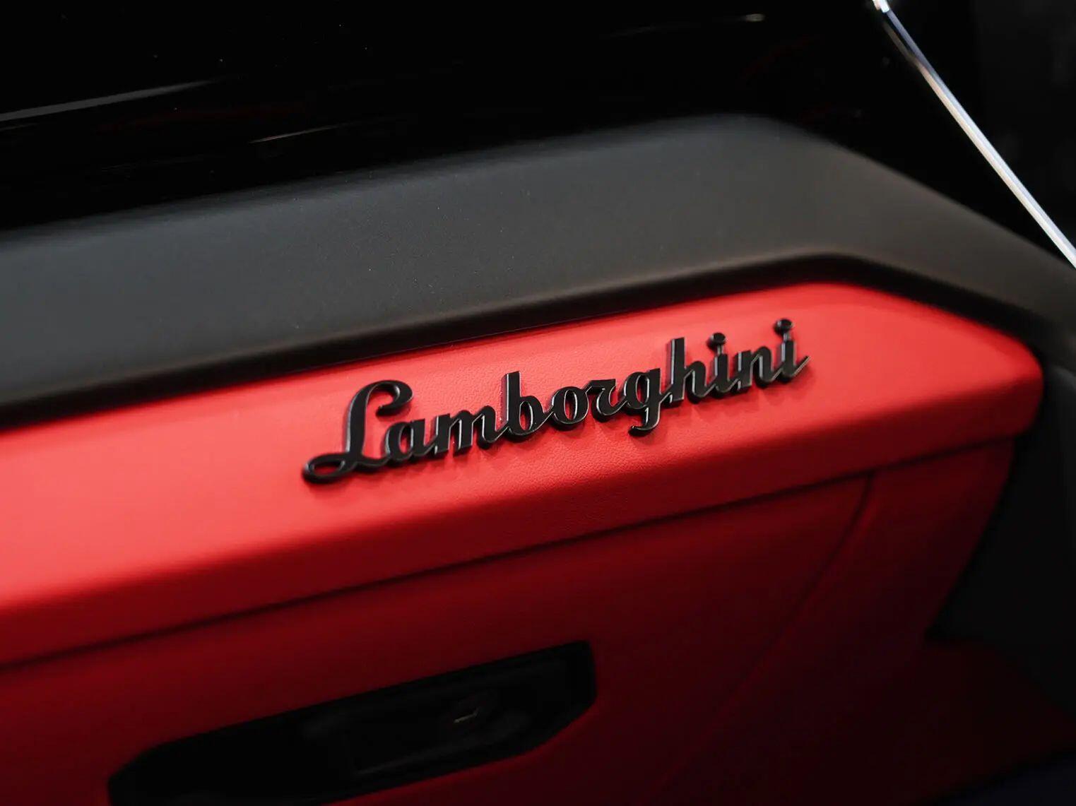 Lamborghini Urus view 28