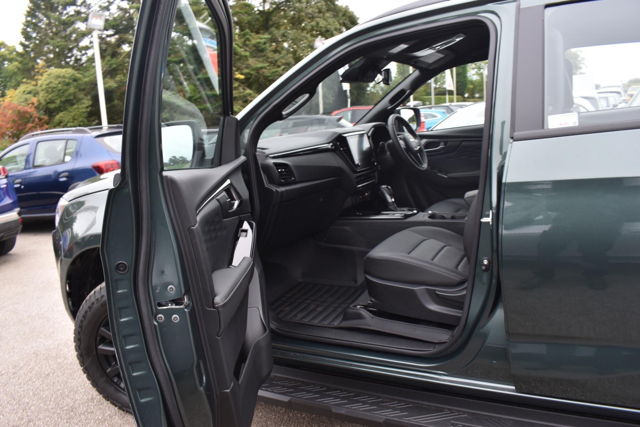 D-Max - 1.9 TD V-Cross Huntsman Auto 4WD Euro 6 - Image 4