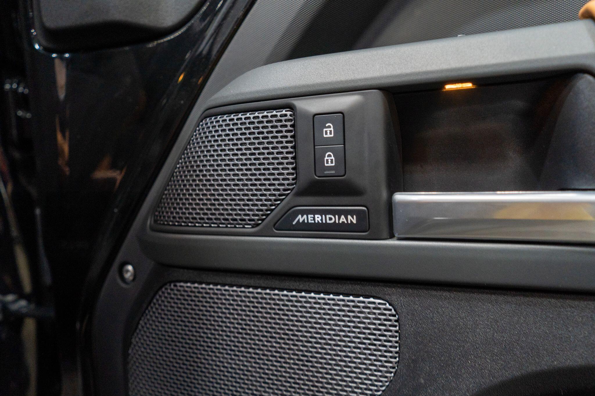 Land Rover Defender view 22