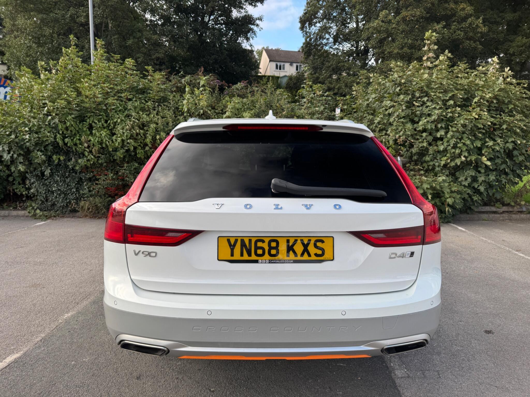Volvo V90 Cross Country view 8