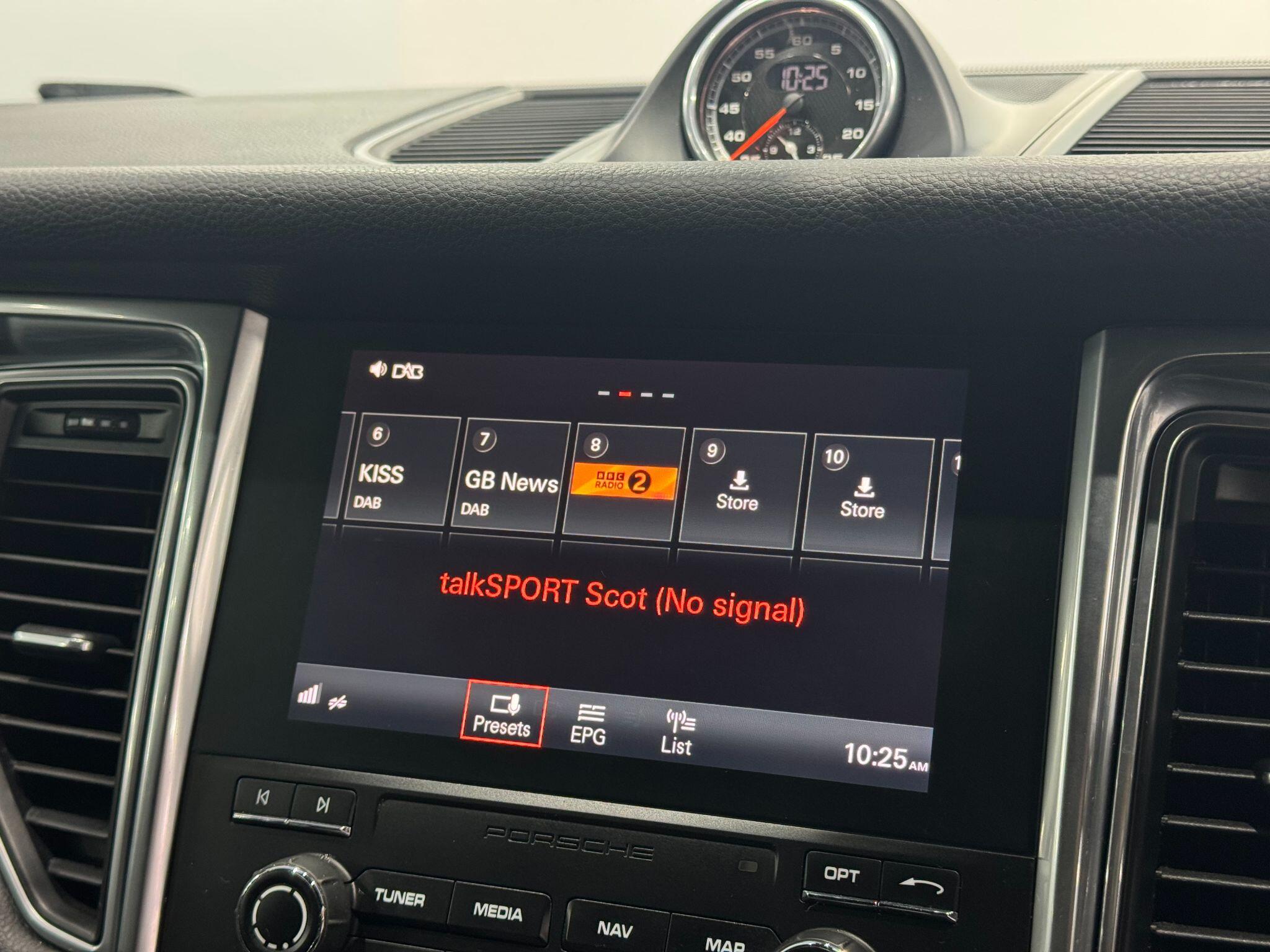 Porsche Macan view 34