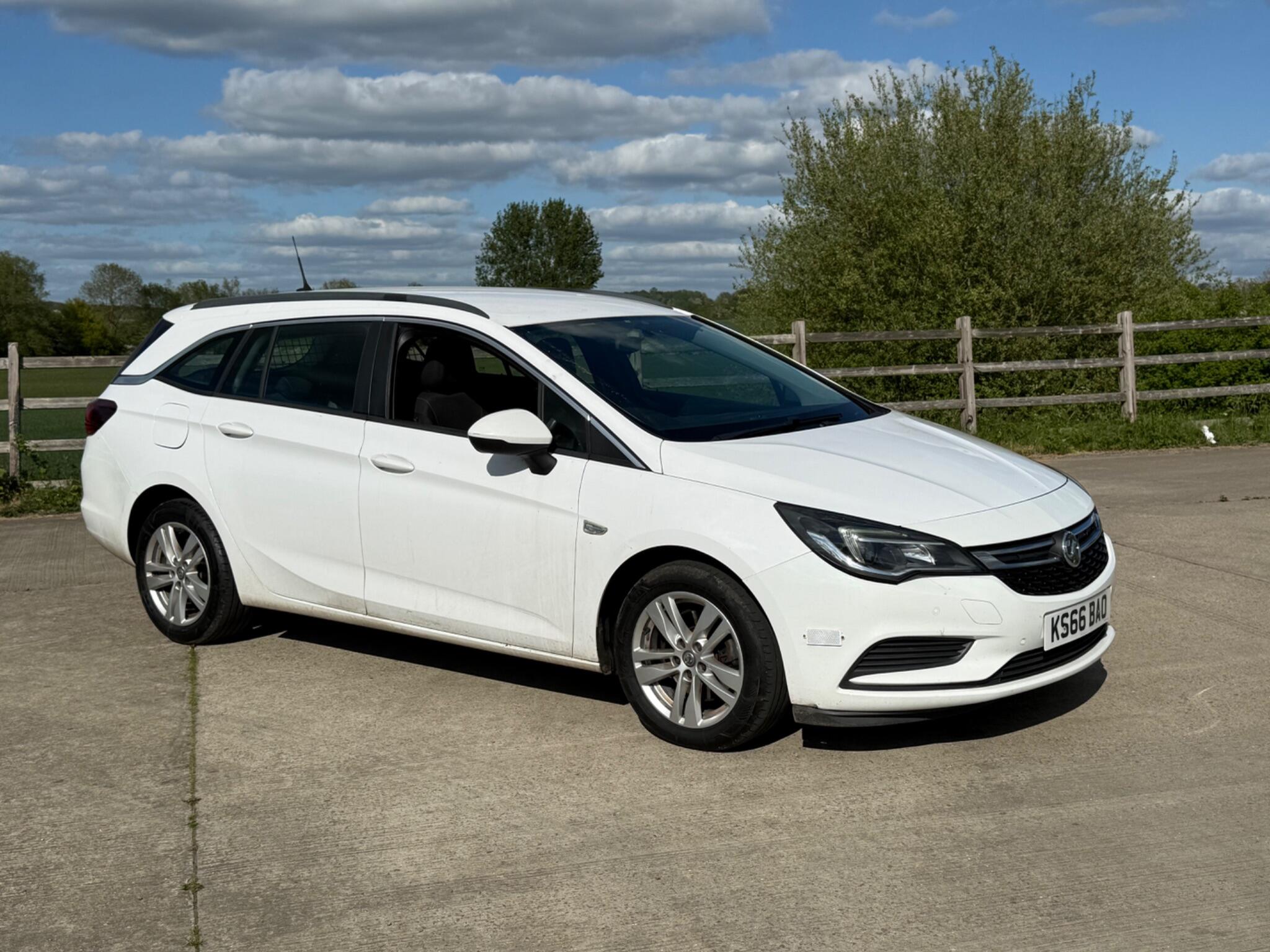 Vauxhall Astra 1.6 CDTi Tech Line Sports Tourer Euro 6 (s/s) 5dr — photo 8 of 104
