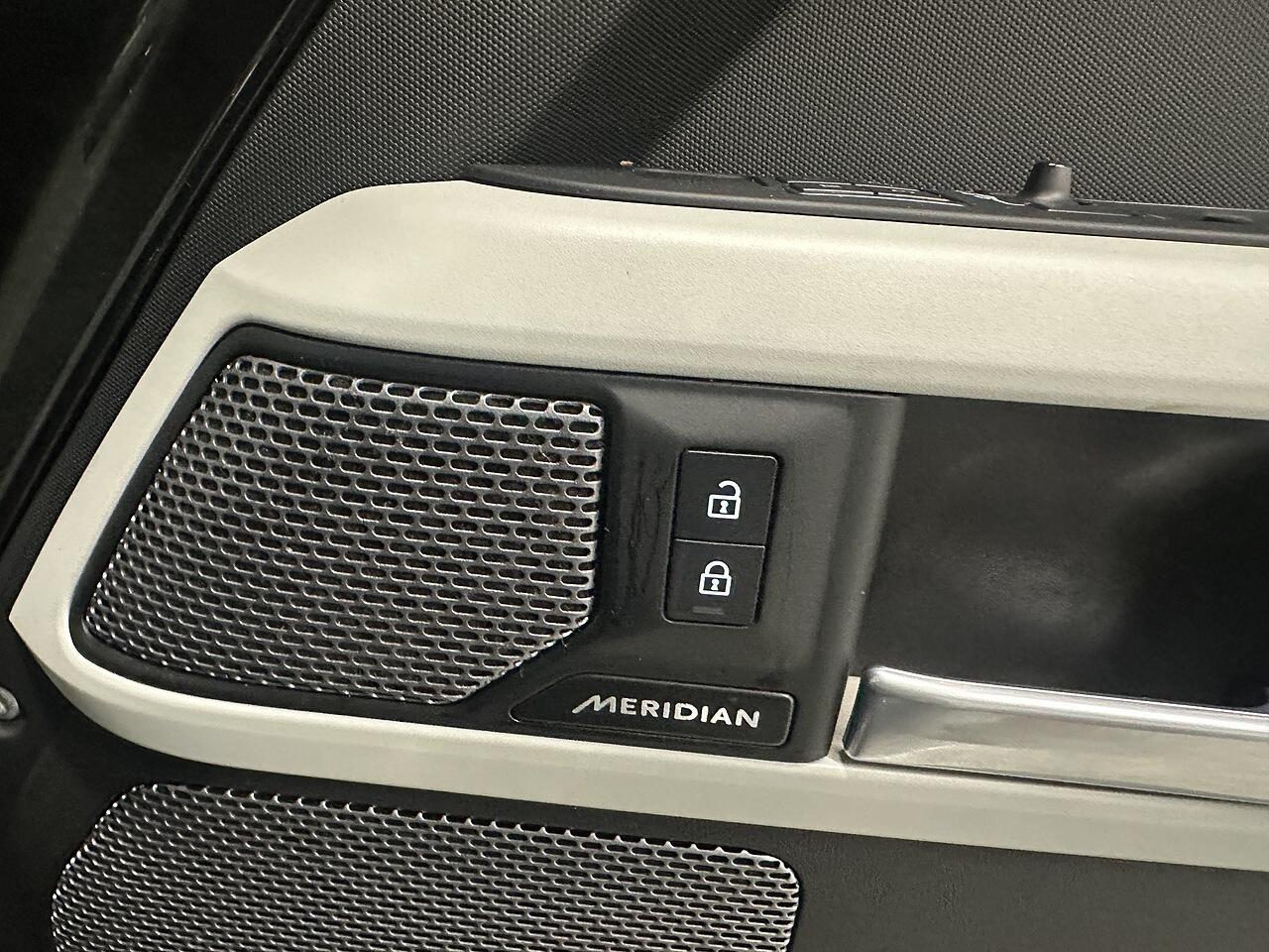 Land Rover Defender view 23