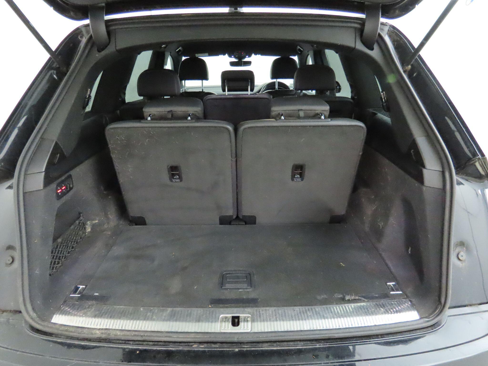 Audi Q7 view 11