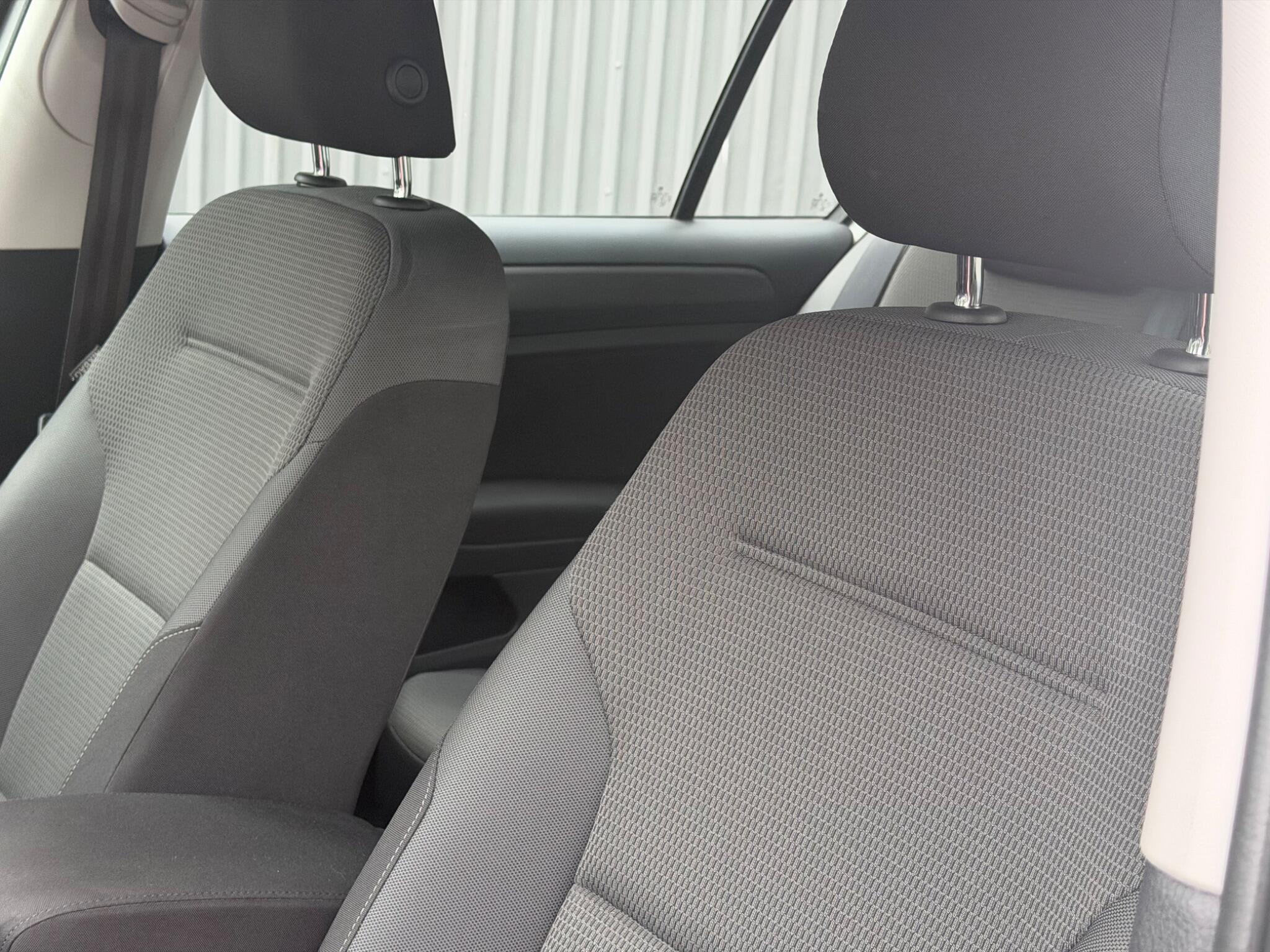 Volkswagen E-Golf view 10
