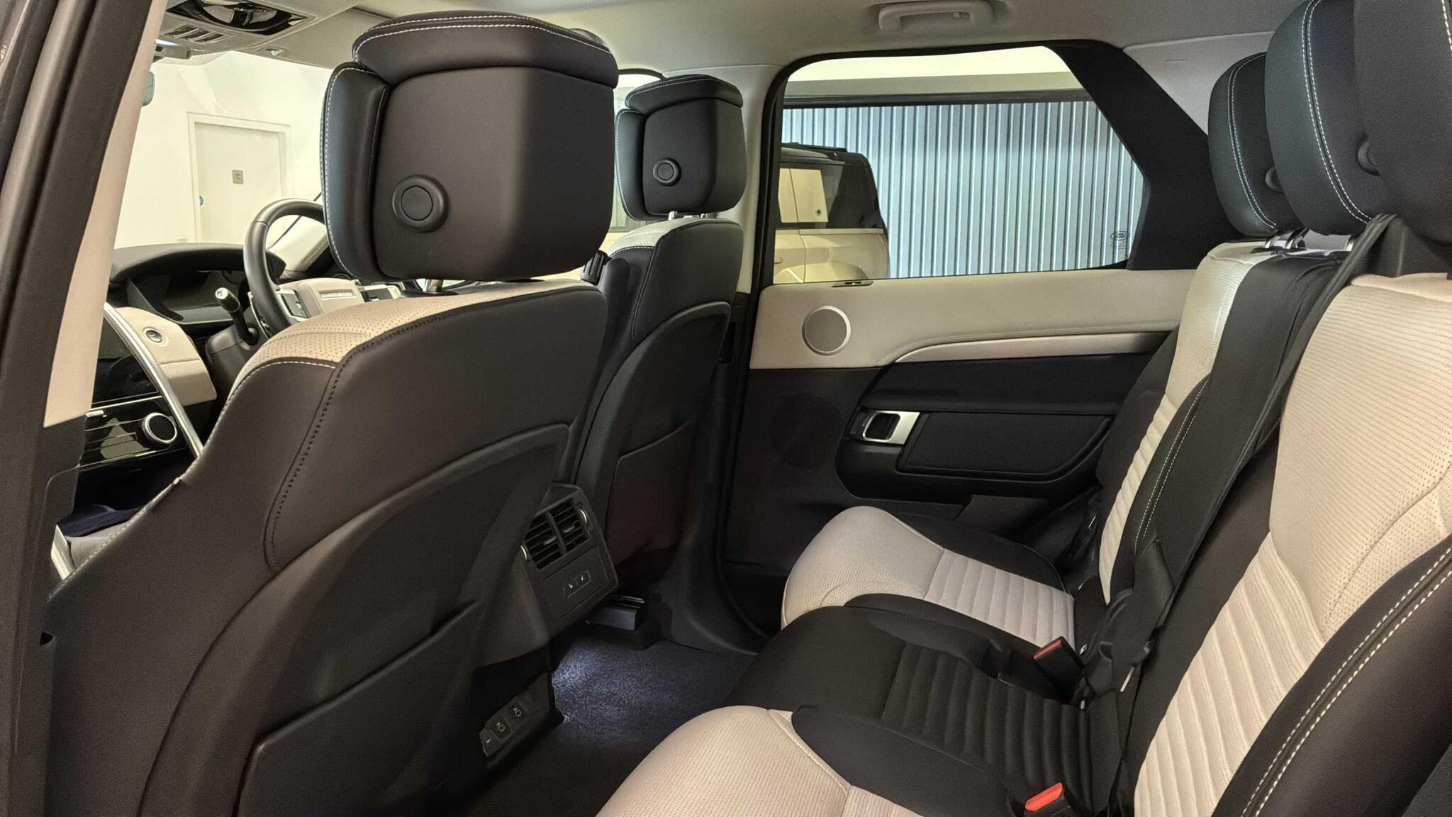 Land Rover Discovery view 4