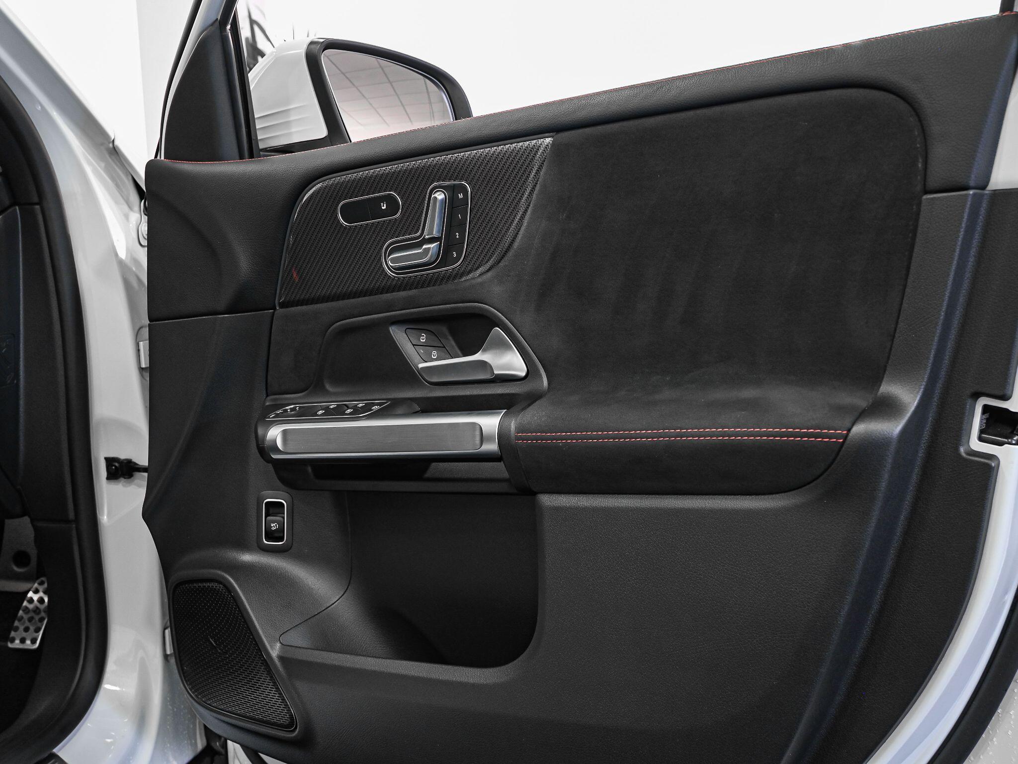 Mercedes-Benz GLB view 23