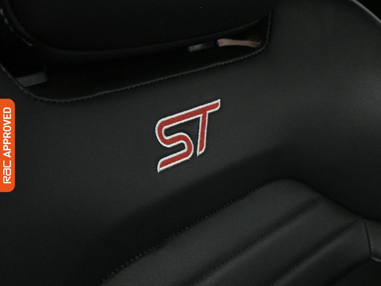 Ford Focus view 14