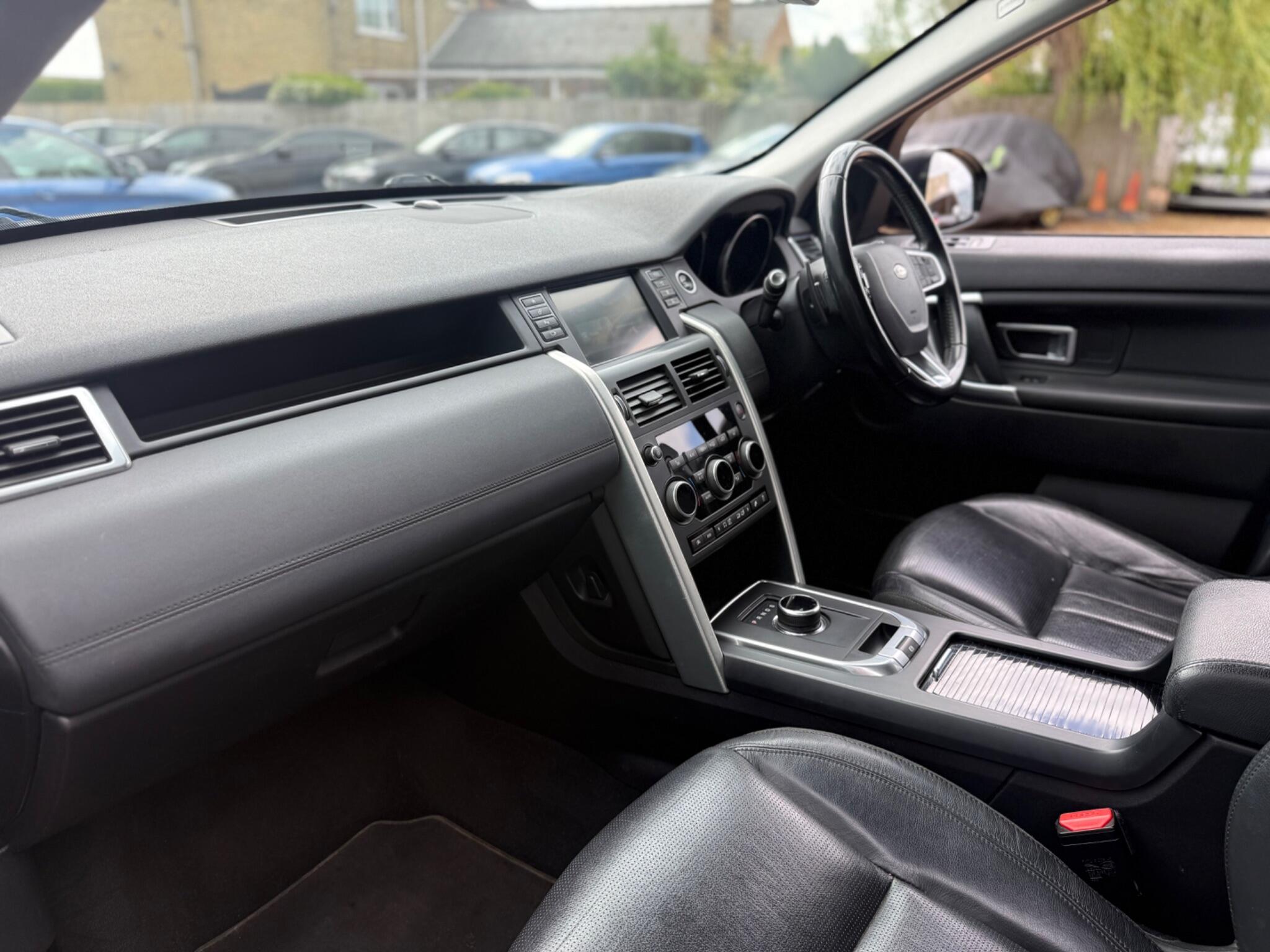 Land Rover Discovery Sport view 13