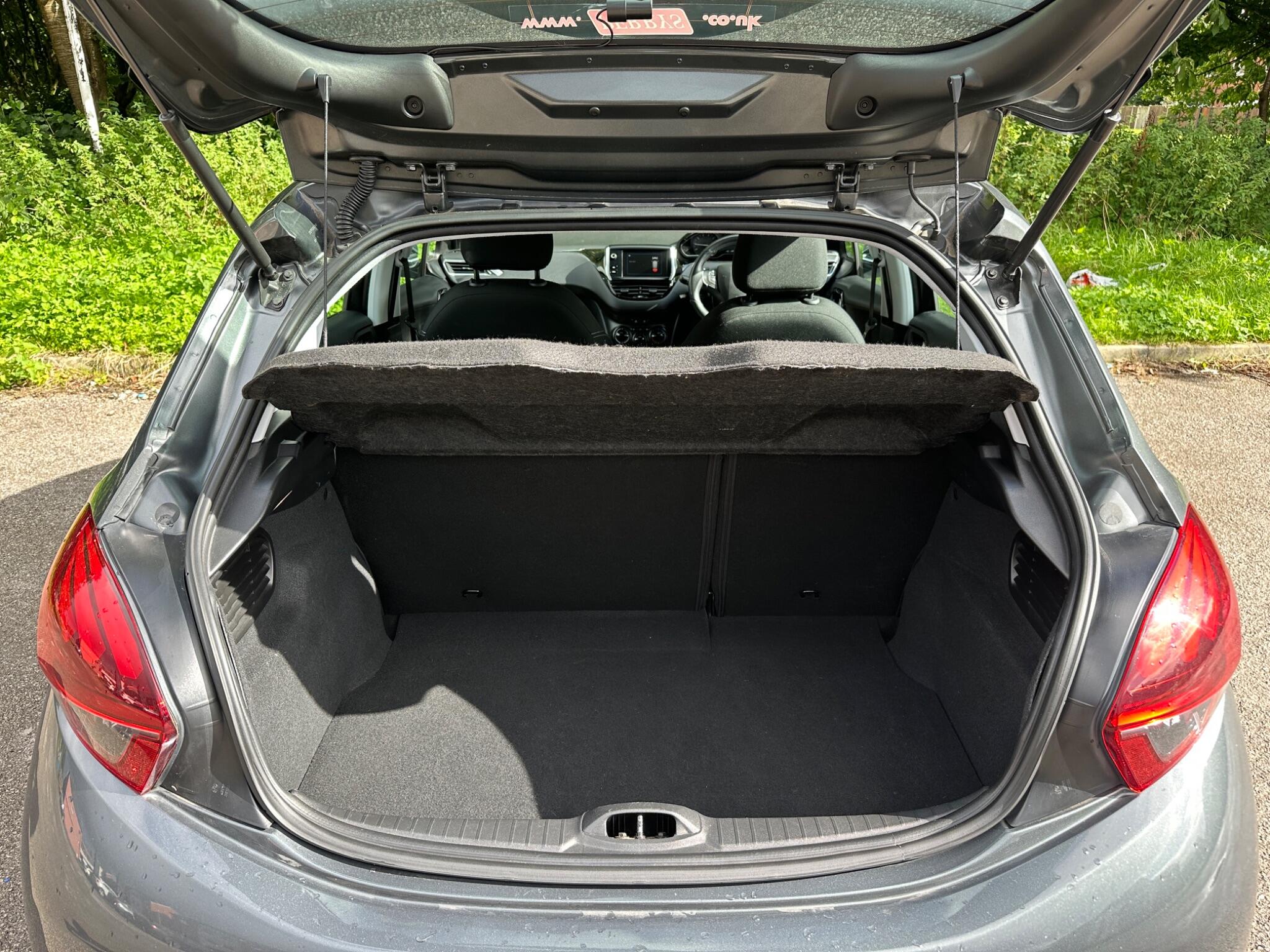 Peugeot 208 view 9