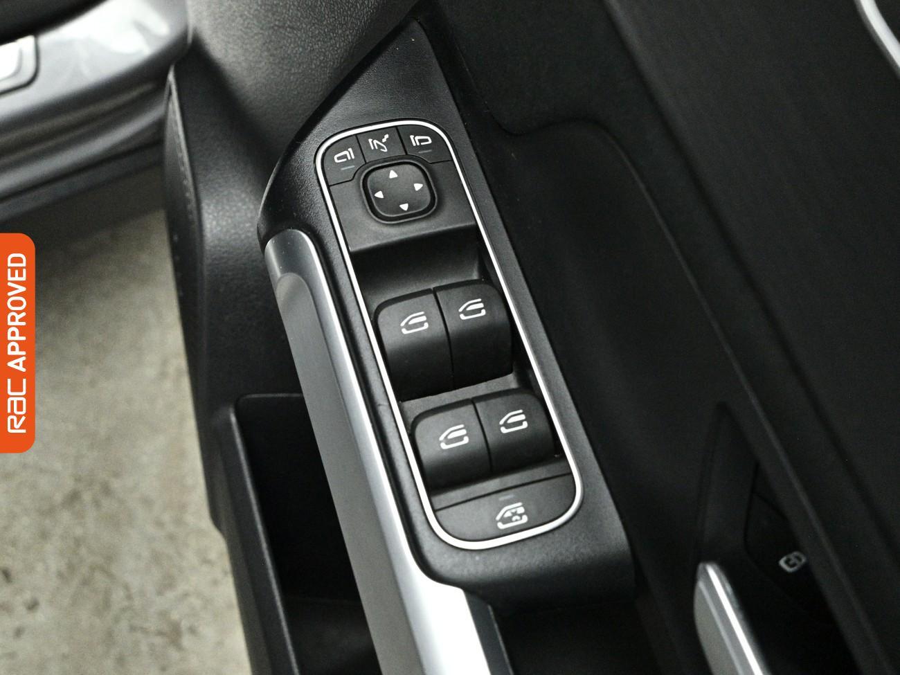 Mercedes-Benz Eqb view 28