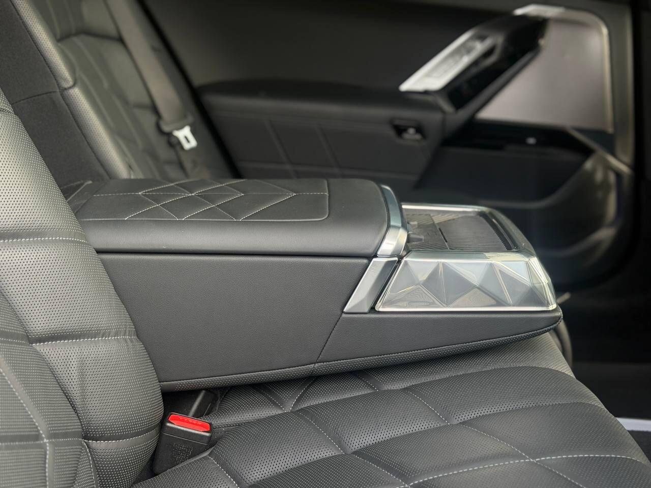 BMW 7 Series view 16