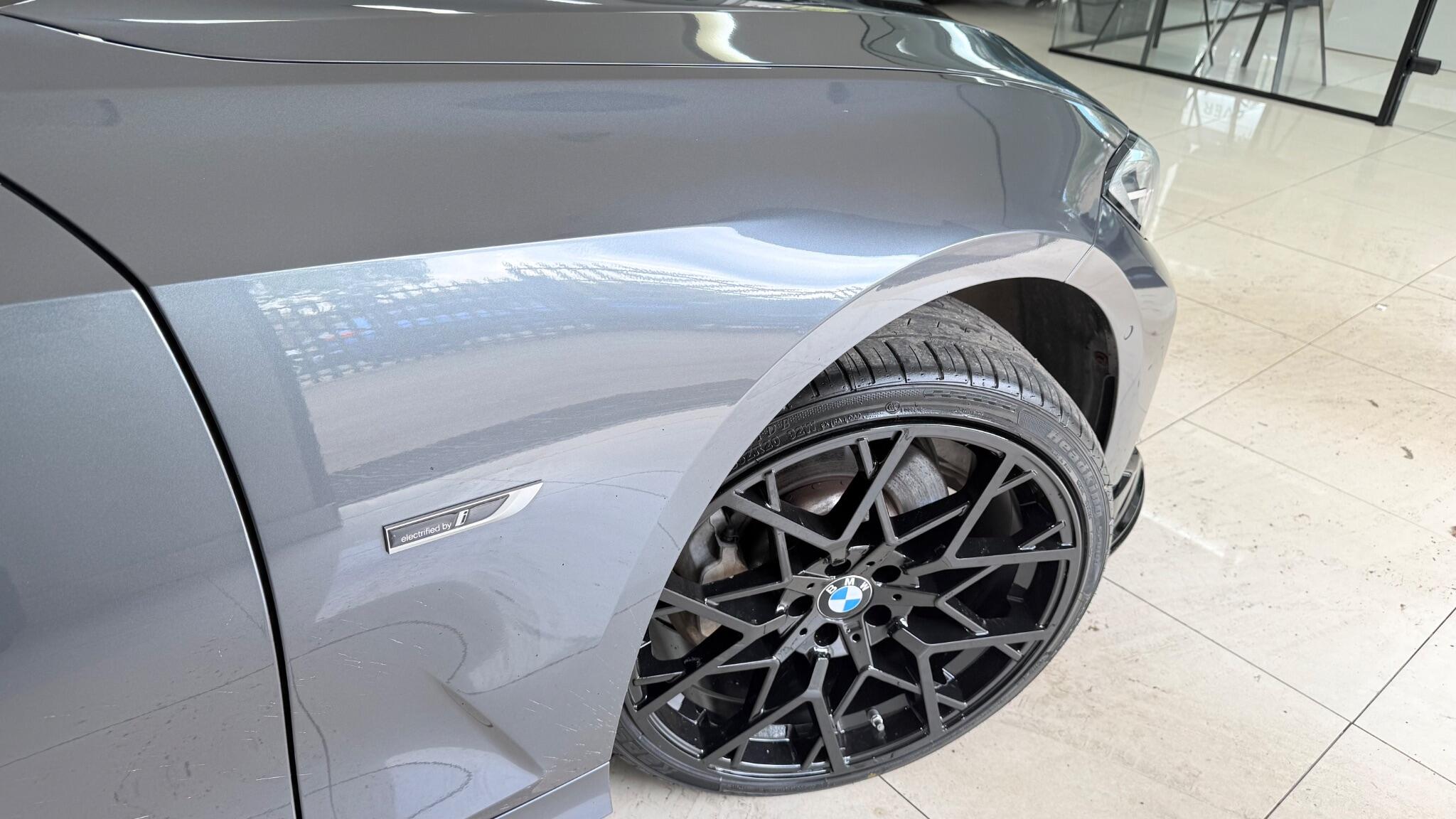 BMW 3 Series view 23