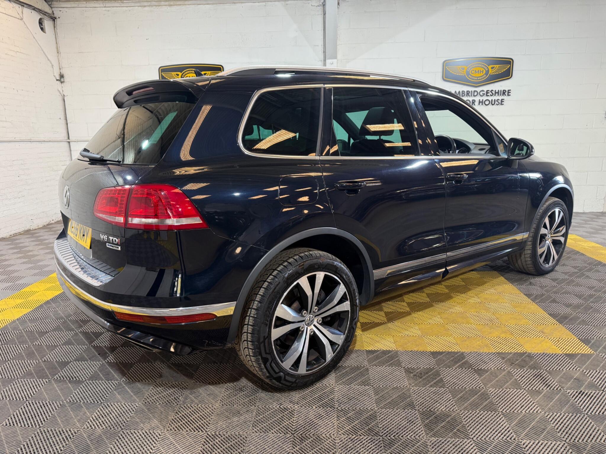 Volkswagen Touareg view 4