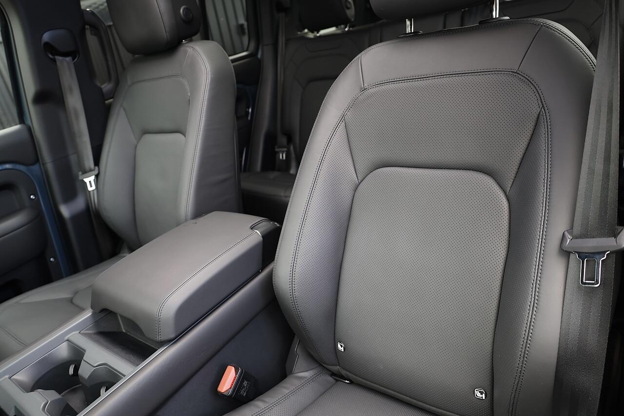 Land Rover Defender 110 view 31
