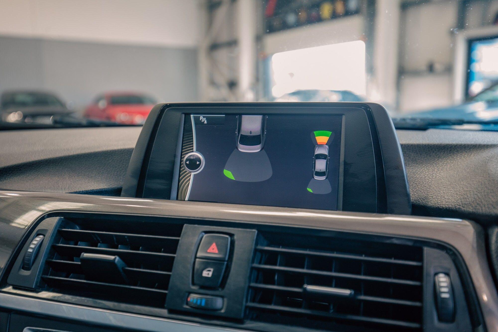 BMW 3 Series view 16