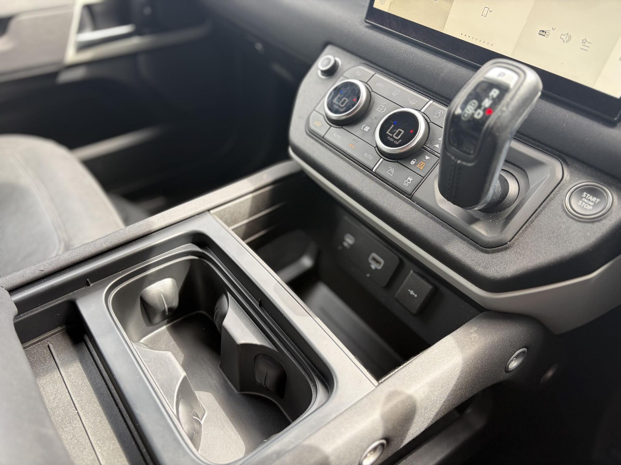 Land Rover Defender 90 view 25