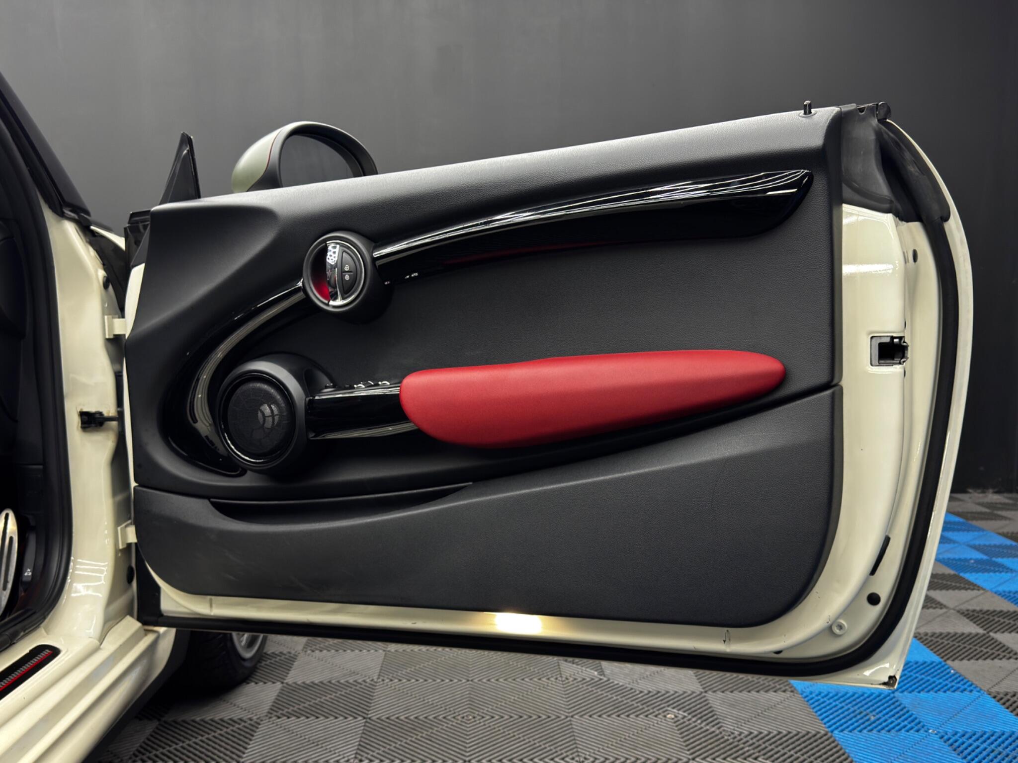 Mini Convertible view 40
