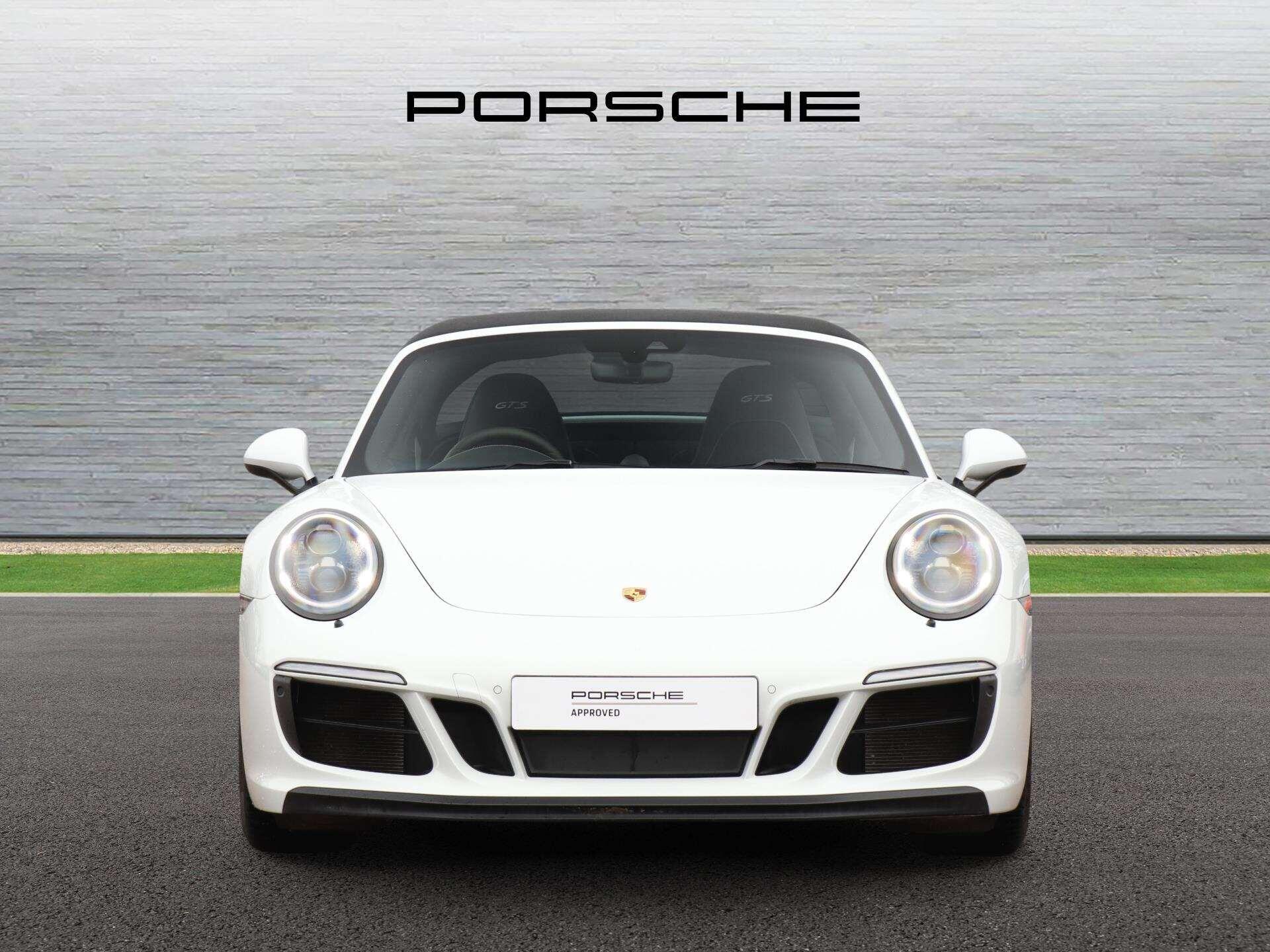 Porsche 911 view 8