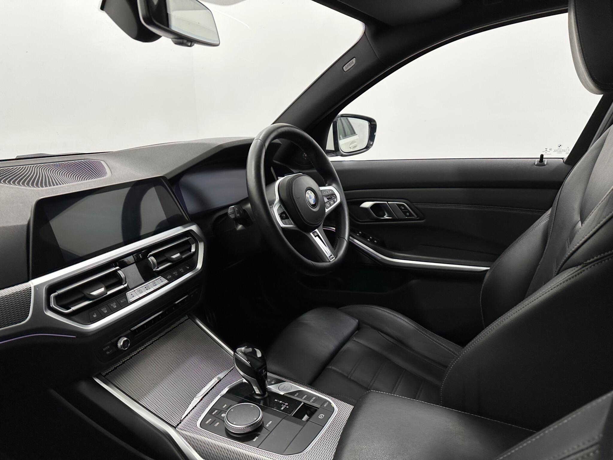 BMW 3 Series view 32