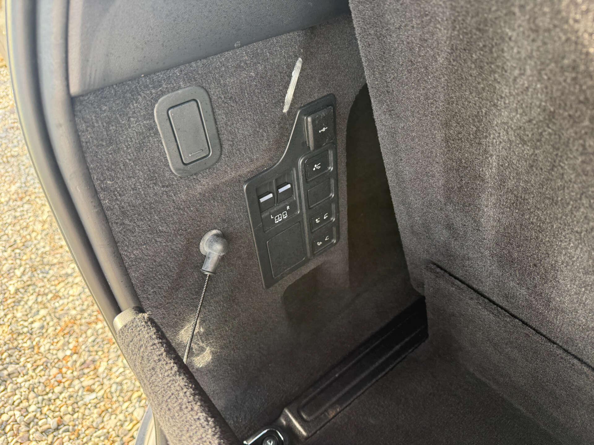 Land Rover Discovery view 16