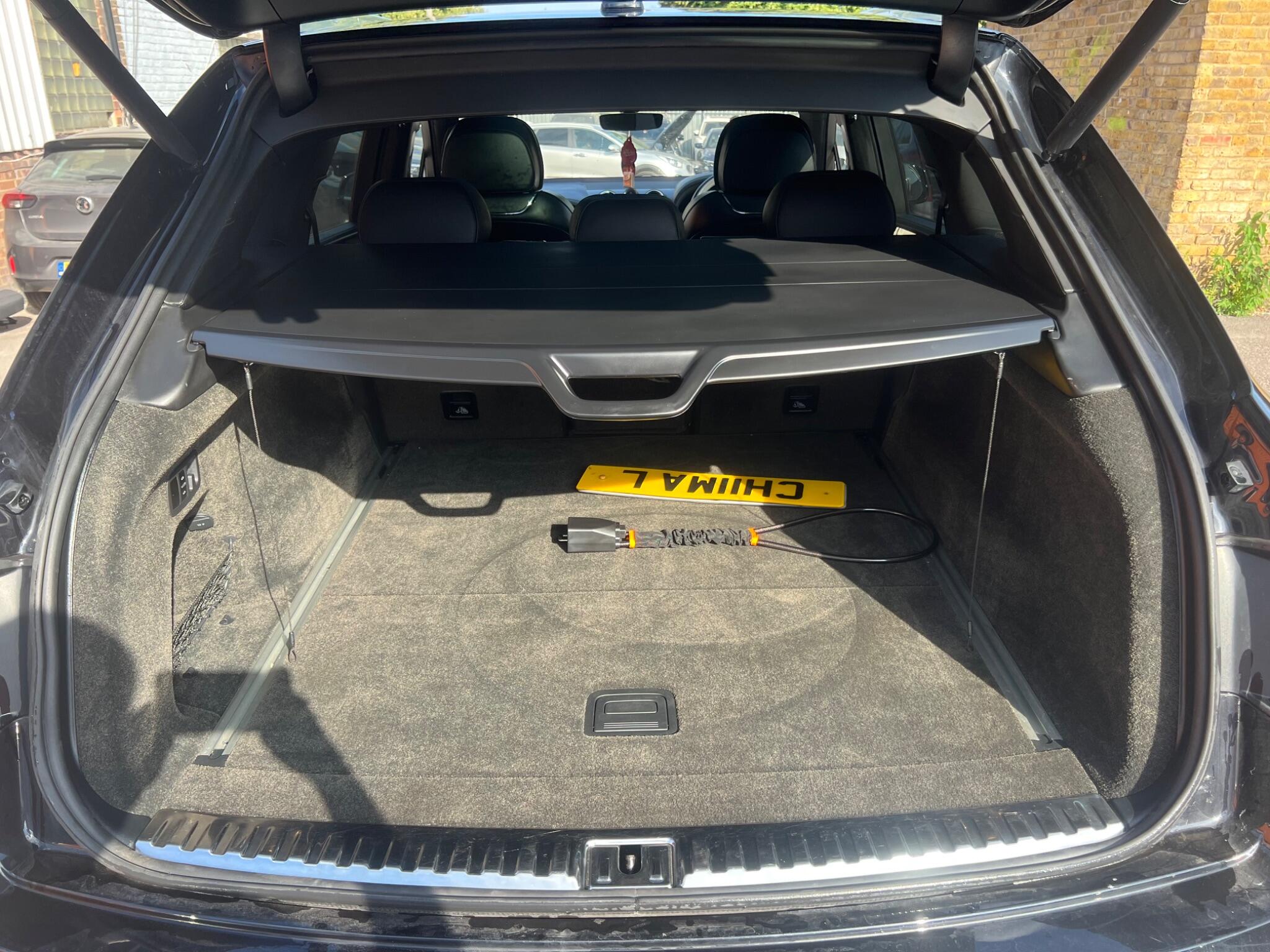 Bentley Bentayga view 30