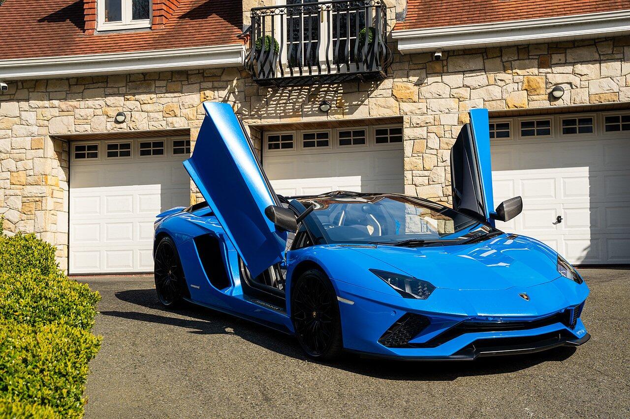 Lamborghini Aventador view 99