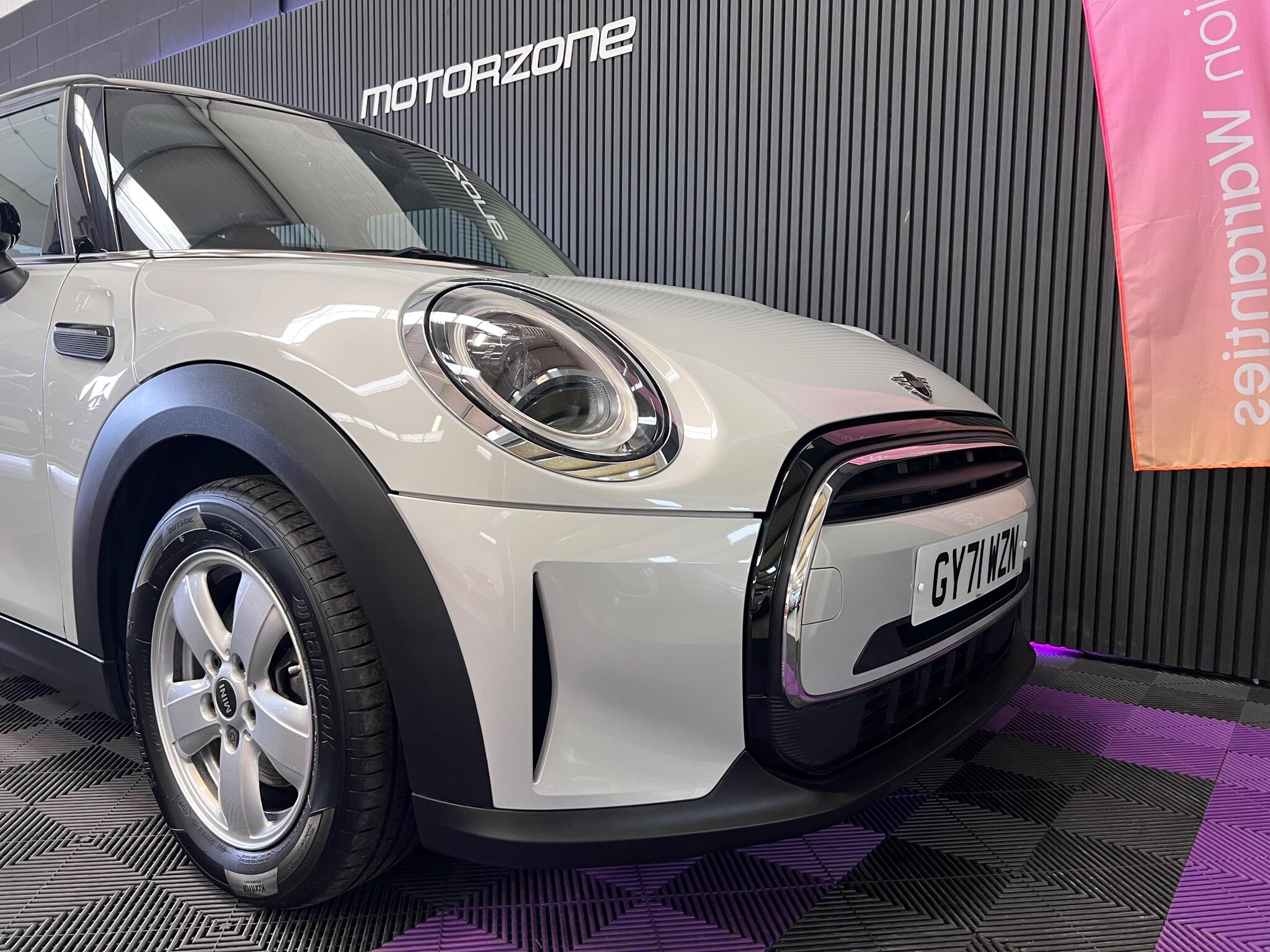 Mini Hatch view 9
