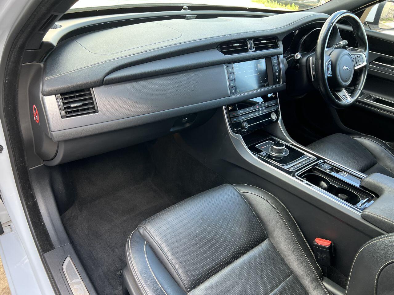 Jaguar XF view 23