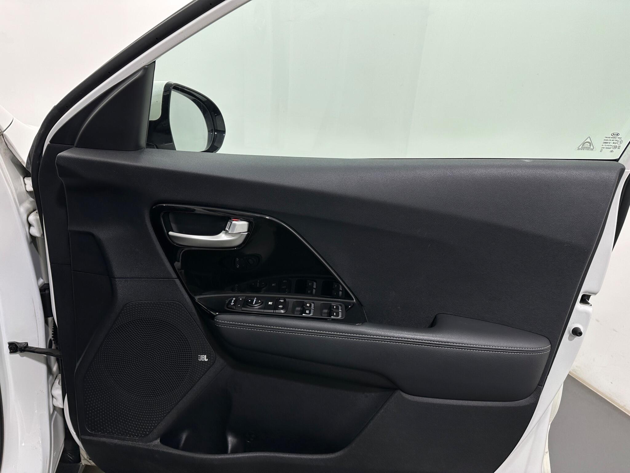 Kia Niro view 34