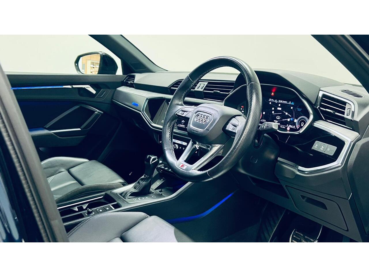 Audi Q3 view 15