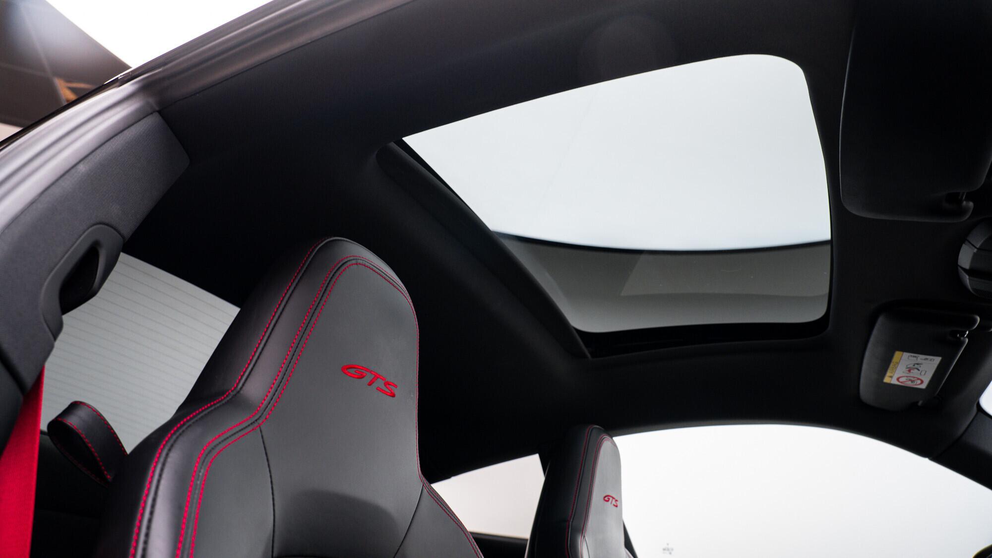 Porsche 911 view 7