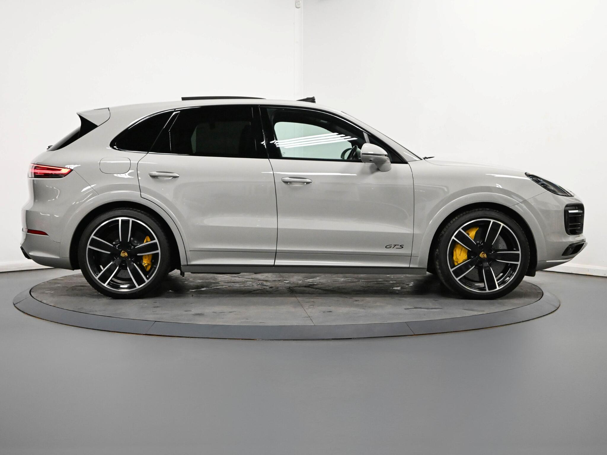 Porsche Cayenne view 29