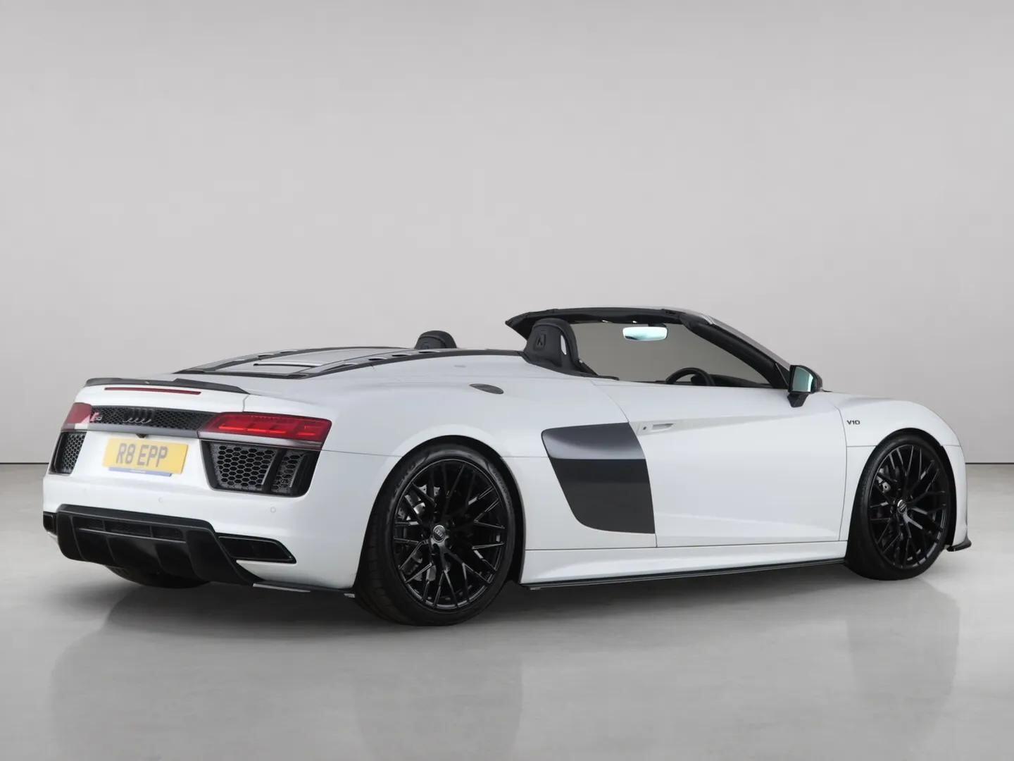 Audi R8 view 9