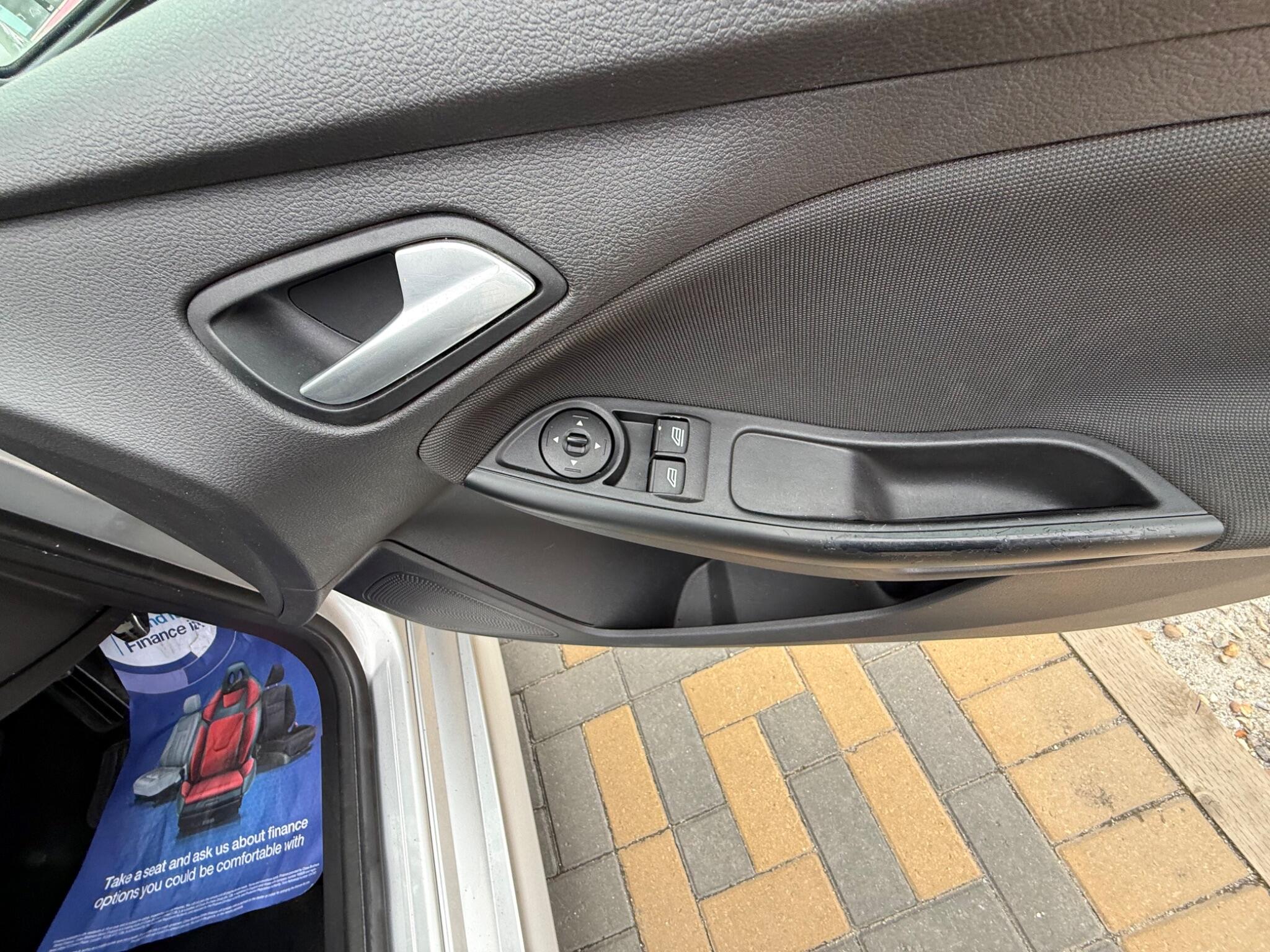 Ford Focus view 27