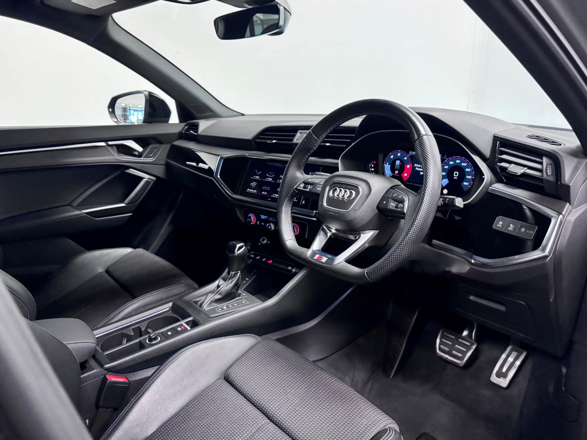 Audi Q3 view 31