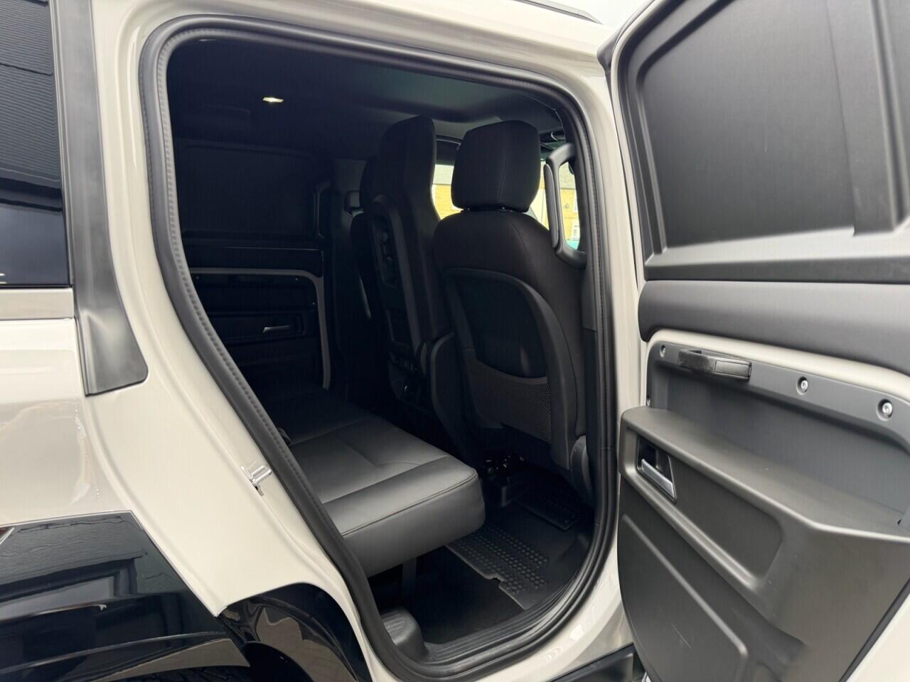Land Rover Defender 110 view 17